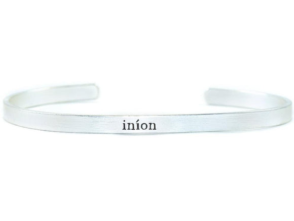 Irish Word Bracelet - iníon (daughter)/silvertone