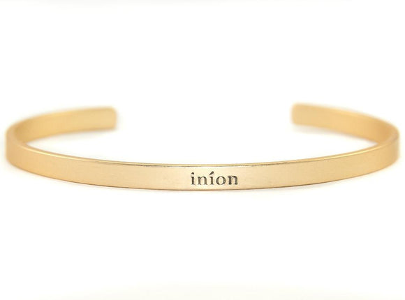 Irish Word Bracelet - iníon (daughter)/goldtone